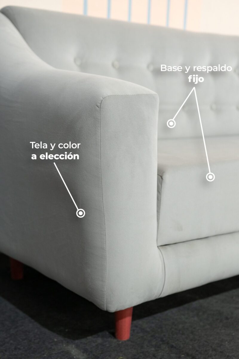 Sillón Amelie 2 cuerpos tapizado a elección | Sofapoint Descubrí el sillón de dos cuerpos en tela blanca, ideal para darle a tu living un toque minimalista y elegante. Con respaldo acolchado con botones decorativos y patas de madera rojiza, este sillón combina diseño moderno y confort.
