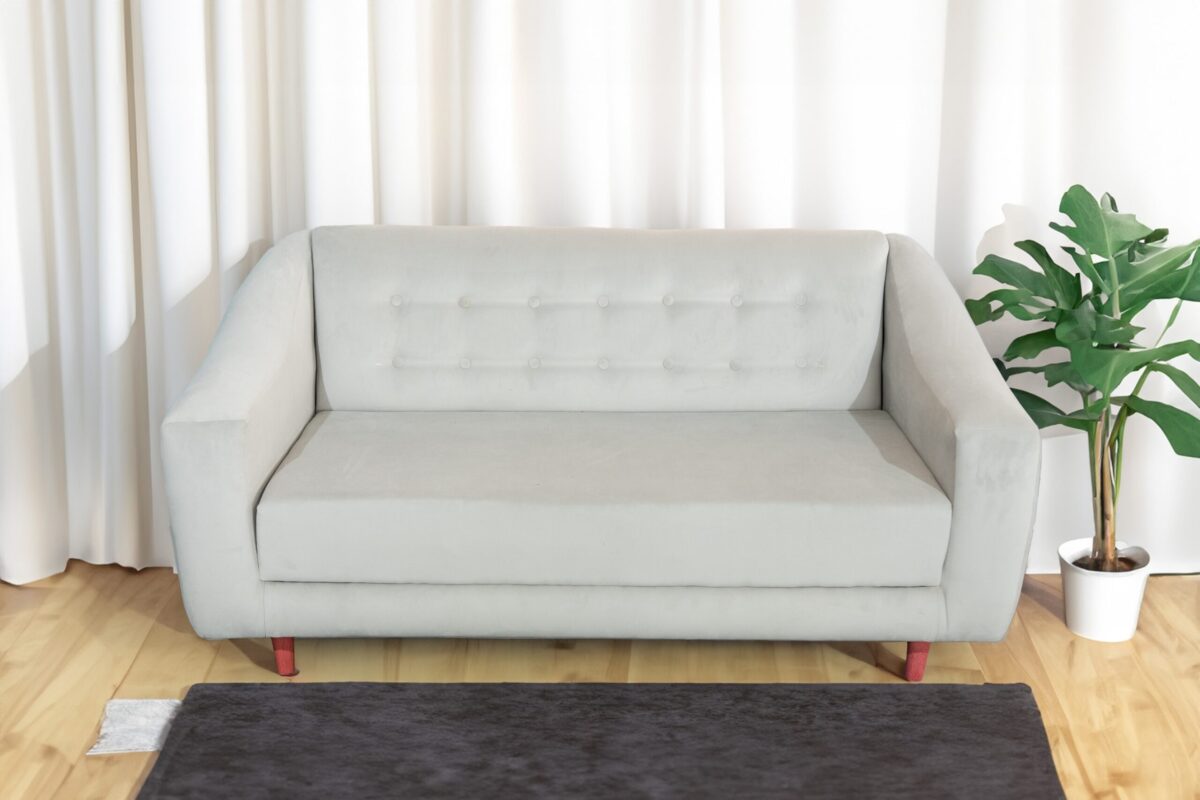 Sillón Amelie 2 cuerpos tapizado a elección | Sofapoint Descubrí el sillón de dos cuerpos en tela blanca, ideal para darle a tu living un toque minimalista y elegante. Con respaldo acolchado con botones decorativos y patas de madera rojiza, este sillón combina diseño moderno y confort.