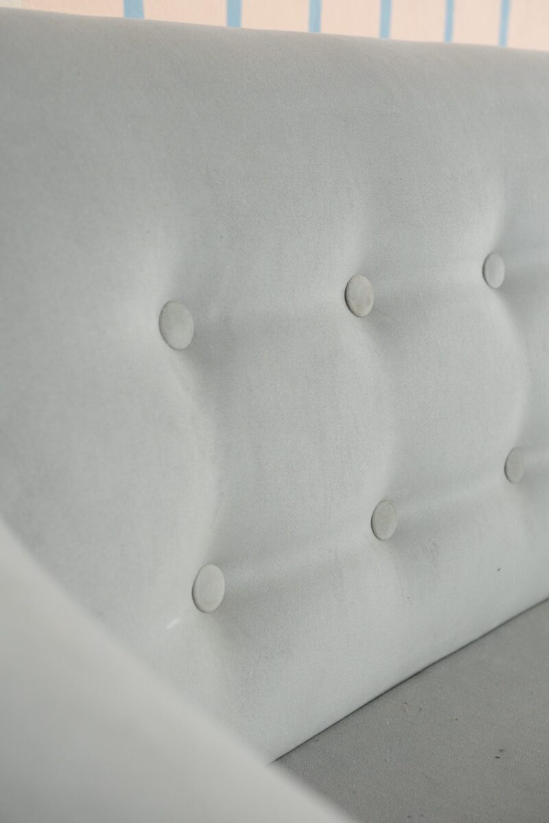 Sillón Amelie 2 cuerpos tapizado a elección | Sofapoint Descubrí el sillón de dos cuerpos en tela blanca, ideal para darle a tu living un toque minimalista y elegante. Con respaldo acolchado con botones decorativos y patas de madera rojiza, este sillón combina diseño moderno y confort.